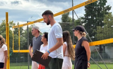 Siegerehrung des Volleyballturniers im Rahmen des W³ Sommerprogramms 2025 in Rosenheim. Teilnehmende bei der Siegerehrung des Volleyballturniers im Rahmen des W³ Sommerprogramms 2025.