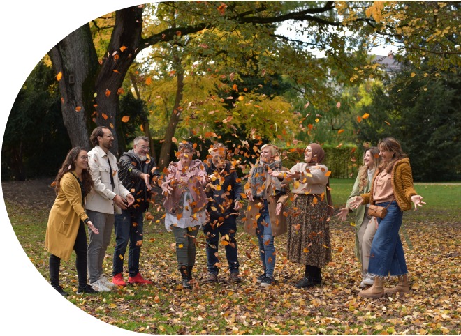 Gruppenbild des W³-Teams in herbstlicher Umgebung.