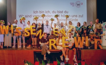 Gruppenfoto des W³-Teams bei der Zertifizierungsfeier im Marias Kino in Bad Endorf am 25.06.2024.